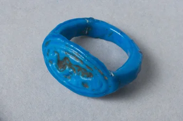 Ring som föreställer dansande Bes-figur, New Kingdom (fajans)